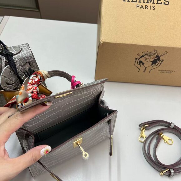 Classic Hermes Bag: A Stylish and Versatile Choice for Elegance - Picture 9 of 10